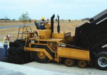 Asfaltni finišeri na kotačima Caterpillar AP800D