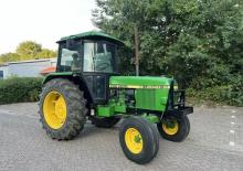 Kompaktni pomoćni traktori John Deere 2040