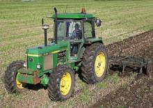 Kompaktni pomoćni traktori John Deere 3140