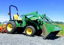 Kompaktni pomoćni traktori John Deere 4100