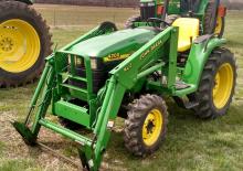 Kompaktni pomoćni traktori John Deere 4200 HST