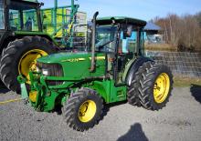 Kompaktni pomoćni traktori John Deere 5615 V