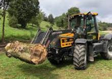 Kompaktni pomoćni traktori JCB Fastrac 2115
