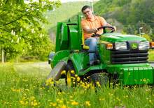 Kompaktni pomoćni traktori John Deere X 740