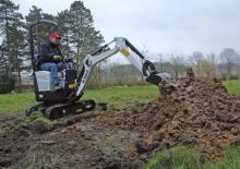 Mini bageri Bobcat E08