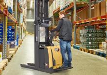 Paletni viličar za stojeće rukovatelje Caterpillar NSV12P(I)