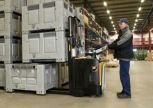 Paletni viličar za stojeće rukovatelje Caterpillar NSV16N