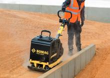 Reverzibilni kompaktori s vibracionim pločama Bomag BPR 45/45