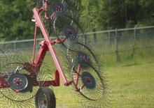Rotacijske grablje Massey Ferguson 1512