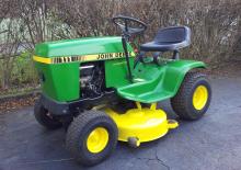 Samohodne kosilice za travnjake i vrtni traktori John Deere 111