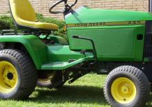 Samohodne kosilice za travnjake i vrtni traktori John Deere 445