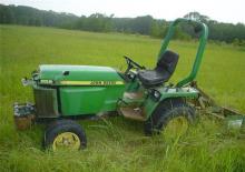 Samohodne kosilice za travnjake i vrtni traktori John Deere 856