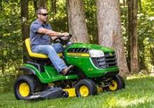 Samohodne kosilice za travnjake i vrtni traktori John Deere E100