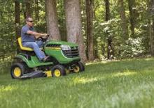 Samohodne kosilice za travnjake i vrtni traktori John Deere E150