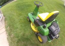 Samohodne kosilice za travnjake i vrtni traktori John Deere GX85