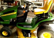 Samohodne kosilice za travnjake i vrtni traktori John Deere LA145