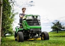 Samohodne kosilice za travnjake i vrtni traktori John Deere X370