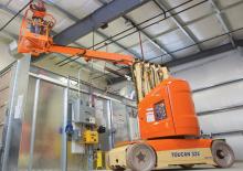 Vertikalna podizna platforma s jednim jarbolom JLG 32E