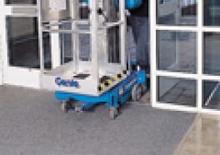 Vertikalna podizna platforma s jednim jarbolom Genie AWP 25 RT