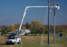 Dizala sa zglobnom granom montirana na prikolicu Altec AA67E