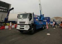 Dizala sa zglobnom granom montirana na prikolicu Oil & Steel Eagle S 5031