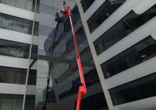 Zglobna podizna platforma na gusjenicama Easy Lift R210